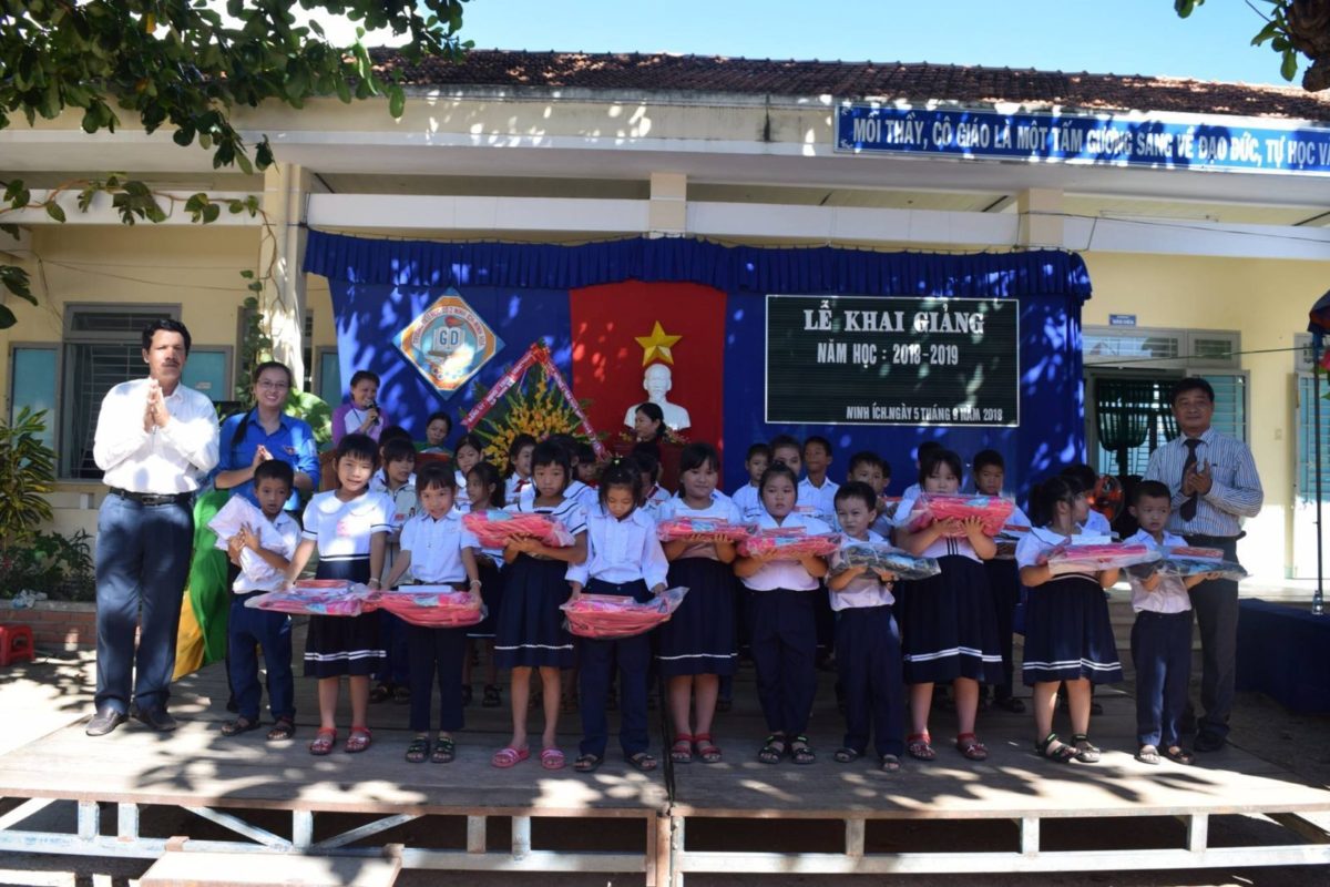  Xí nghiệp May và Cty KD Đà điểu Cá sấu Khatoco trao quà cho các em học sinh tại Trường Tiểu học Ninh Ích 2
